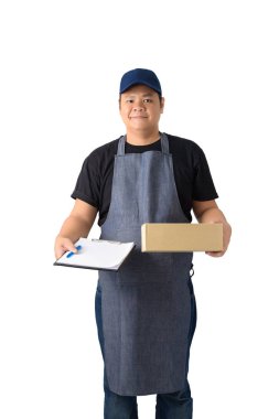 Tam vücut portresi teslimatçı siyah gömlek ve önlük kutuları yığını ile parsel taşıyan ve alıcı formu izole kırpma yolu ile beyaz zemin üzerine sunma