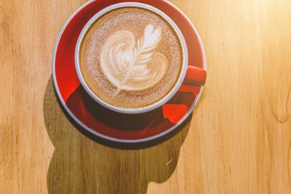 Közelkép Kép Egy Piros Csésze Forró Latte Kávé Latte Art — Stock Fotó
