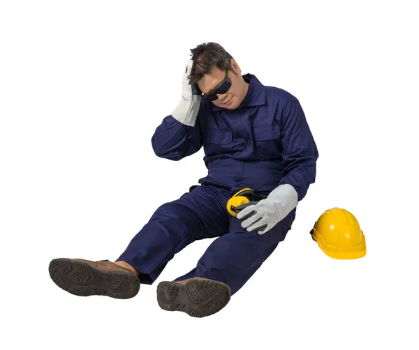 工人在机械连身长裤与头盔 防护手套和安全护目镜在白色背景修剪路径查出的工作意外 — 图库照片
