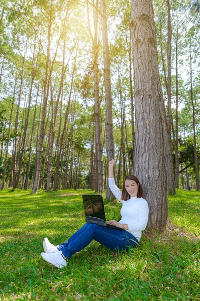 Portrait Jolie Jeune Femme Assise Sur Herbe Verte Sous Grand — Photo