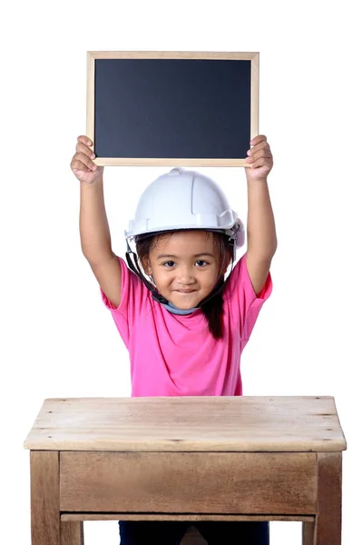 亚洲儿童戴着安全帽 面带微笑 黑板被隔离在白色背景上 有剪裁路径 儿童和教育理念 — 图库照片