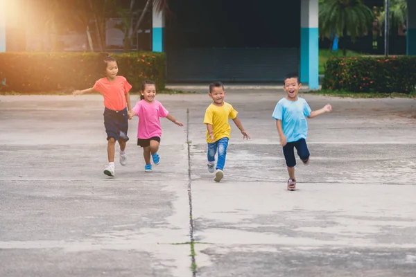 Elele Çalışan Veya Birlikte Geçit Okulda Yürürken Asya Çocuk Grubu — Stok fotoğraf
