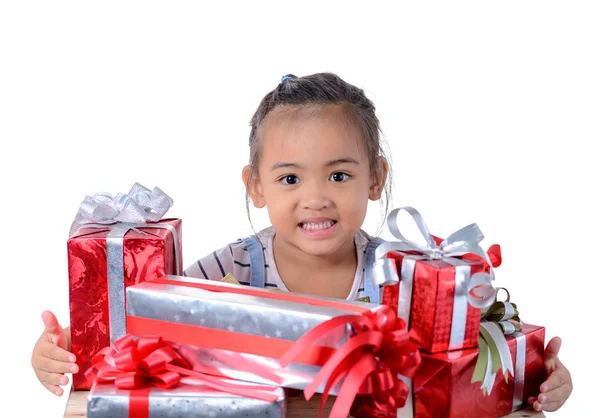 Portrét Šťastné Malé Asijské Dívka Mnoha Dárkové Krabičky Izolovaných Bílém — Stock fotografie