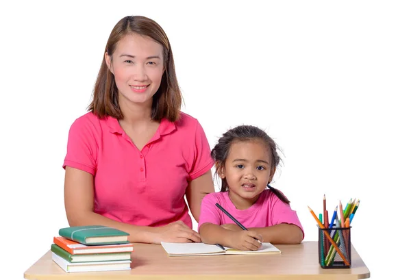 Joven Maestro Ayudando Los Niños Escribir Lección Madre Hija Aprendiendo —  Fotos de Stock