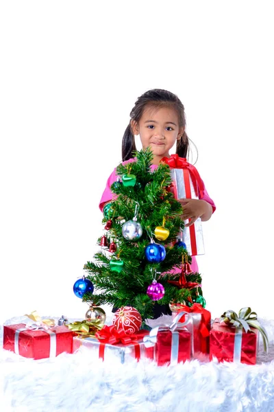 Joyeux Enfant Asiatique Tenant Cadeaux Noël Avec Décoration Arbre Noël — Photo