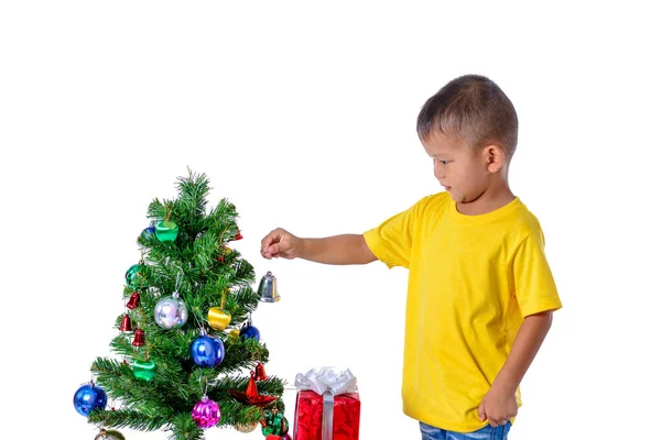 Glückliches Asiatisches Kind Mit Glöckchen Zur Dekoration Von Weihnachtsbaum Und — Stockfoto