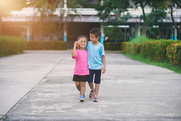 Küçük Asyalı Erkek Kız Kardeşlerim Ele Yürümek Aşk Aile Kavramları — Stok fotoğraf