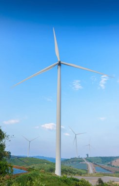 Türbin görünümünü Dağı'nda. Rüzgar türbini türbin alan Khao Kho,: Phetchabun, Thailand, mavi gökyüzü ile elektrik üretimi için. Güç ve enerji kavramları