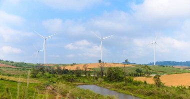 Türbin görünümünü Dağı'nda. Rüzgar türbini türbin alan Khao Kho,: Phetchabun, Thailand, mavi gökyüzü ile elektrik üretimi için. Güç ve enerji kavramları