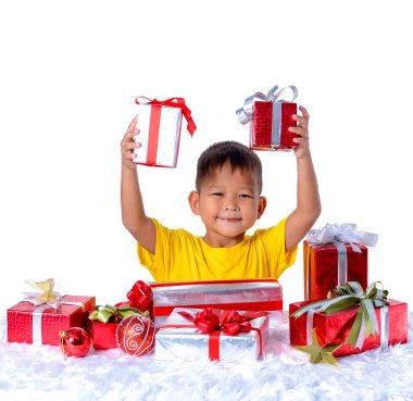 Noel hediyeleri ve hediye kutuları ile mutlu Asyalı çocuk. Noel veya kırpma yolu ile beyaz arka plan üzerinde izole kutlu saat