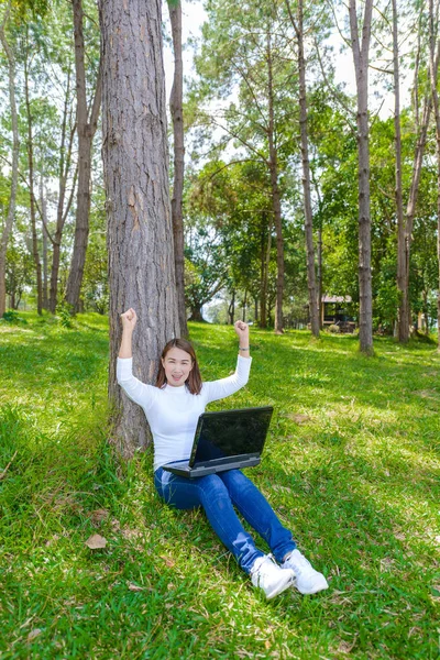 Büyük Ağaç Başarı Jest Park Dizüstü Bilgisayar Kullanırken Yaz Günü — Stok fotoğraf
