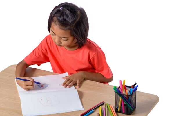 かわいい元気な子がクリッピング パスと白い背景で隔離のテーブルに座っている間カラー ペンシルを使用して描画します 教育研究学校 — ストック写真