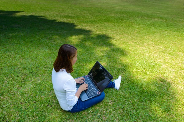 Portrait Jolie Jeune Femme Assise Sur Herbe Verte Dans Parc — Photo