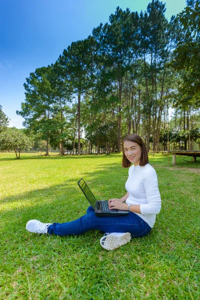 Portrait Jolie Jeune Femme Assise Sur Herbe Verte Dans Parc — Photo