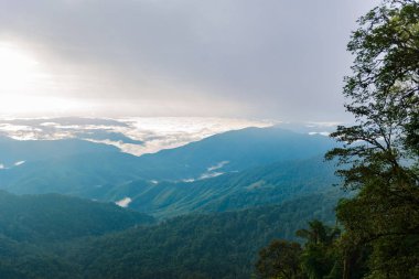 Dağ ve deniz sis sabah, bakış açısı 