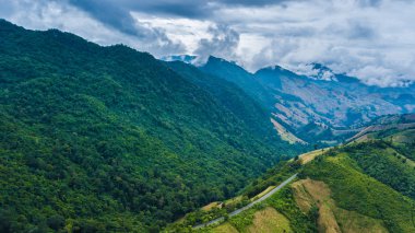 Güzel manzarası tepe üzerinde gökyüzü yol üst Dağı, eğri yola Pua ilçesinden Boklua bölgesine Nan Eyaleti, Tayland üzerinde havadan görünümü.