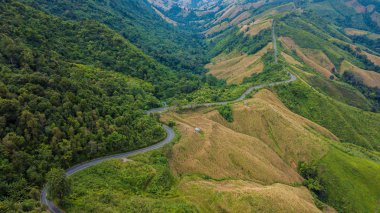 Güzel manzarası tepe üzerinde gökyüzü yol üst Dağı, eğri yola Pua ilçesinden Boklua bölgesine Nan Eyaleti, Tayland üzerinde havadan görünümü.