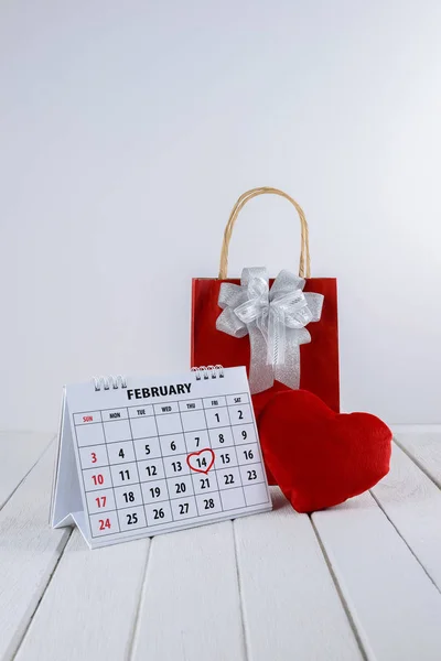 손으로 하이라이트 세인트 발렌타인 가방와 테이블에 모양의의 페이지 — 스톡 사진