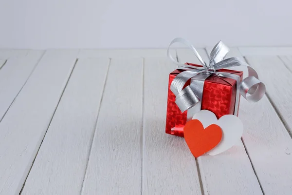 Caja Regalo Roja Con Forma Corazón Mesa Madera Blanca Espacio — Foto de Stock