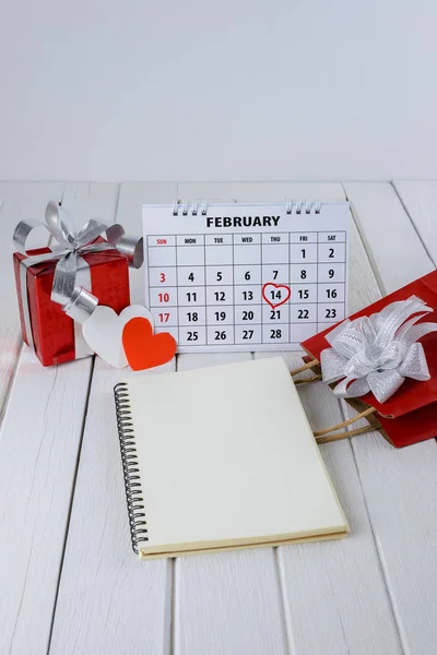 손으로 하이라이트 노트북 상자와 테이블에 모양의 세인트 발렌타인 페이지 — 스톡 사진