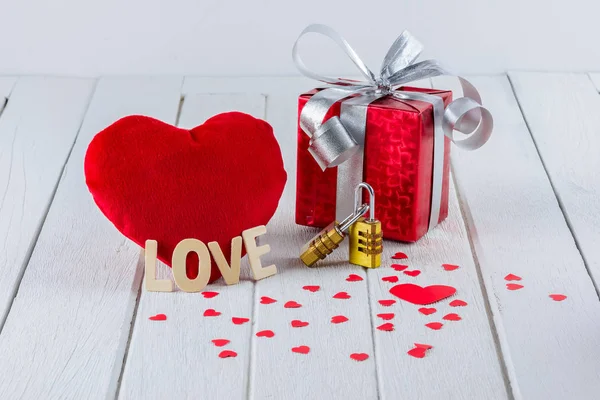 Valentijnsdag Achtergrond Met Rode Gift Box Hart Vorm Houten Letters — Stockfoto