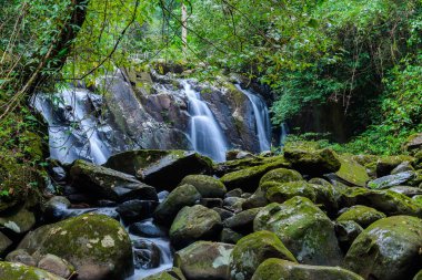 Doğa manzara, Sapan şelale (Namtok Sapan) Khun Nan Milli Parkı, Sapan Köyü, Boklua District, Nan Eyaleti, Tayland