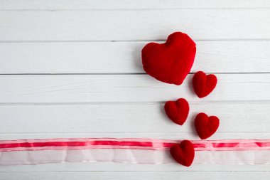 Kalp şekli ve şerit Beyaz ahşap masa üzerinde Sevgililer günü arka plan