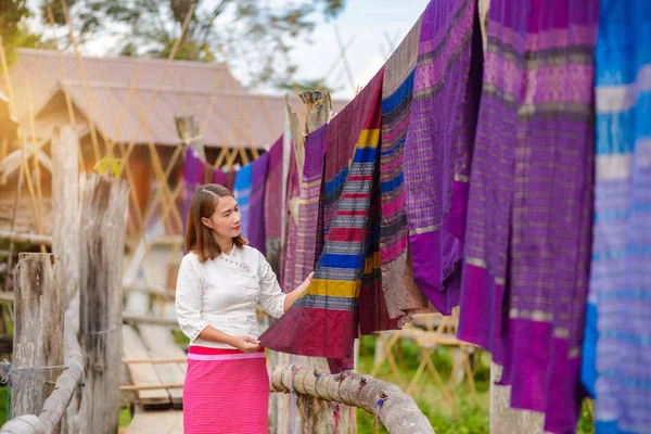 Güzel kumaş bambu Köprüsü'nde Pua. bölgede, Nan Eyaleti, Kuzey Tayland alanındaki izlerken Tay elbiseli kadınlar ayakta duruyorlar.