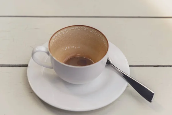 Latte Sanat Kahve Beyaz Kupası Beyaz Ahşap Masa Kaşık Ile — Stok fotoğraf