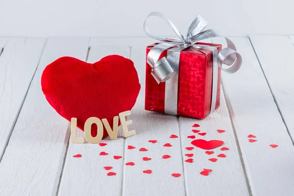 Valentijnsdag Achtergrond Met Rode Geschenkdoos Heart Shape Houten Letters Woord — Stockfoto