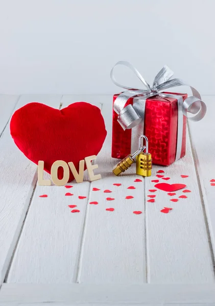 Valentijnsdag Achtergrond Met Rode Gift Box Hart Vorm Houten Letters — Stockfoto