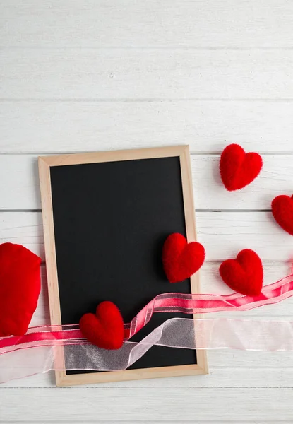 バレンタインデーの背景に黒板と心形 白い木製のテーブルにリボン — ストック写真