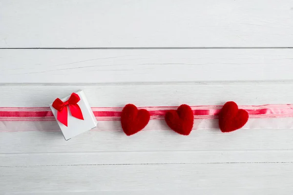 Fondo San Valentín Con Forma Corazón Caja Regalo Cinta Mesa —  Fotos de Stock