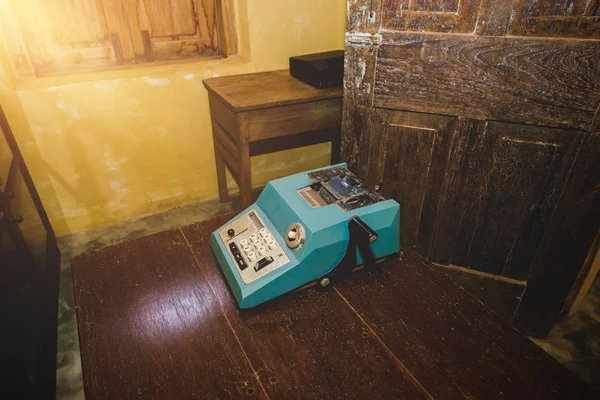 古いアンティーク 木製のテーブルに古いコンビニのマシンまたは旧式な電卓を追加します 古い電卓ツールのコンセプト — ストック写真