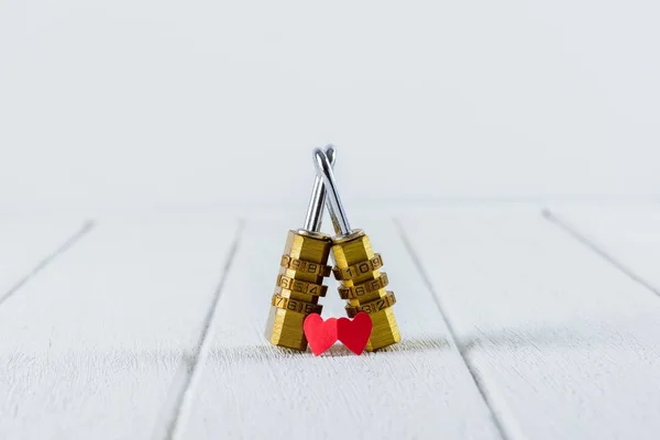 Casal Combinação Cadeado Dourado Forma Coração Mesa Madeira Branca Conceito — Fotografia de Stock