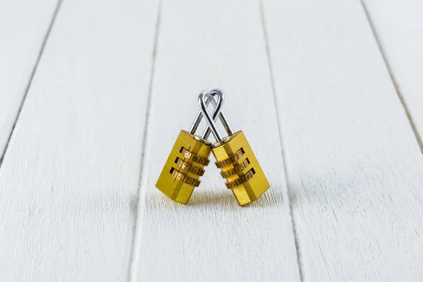 Paar Gouden Combinatiehangslot Witte Houten Tafel Concept Van Saint Valentines — Stockfoto