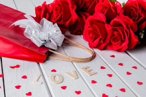 Valentines Achtergrond Met Rode Roos Hart Vorm Gift Bag Houten — Stockfoto