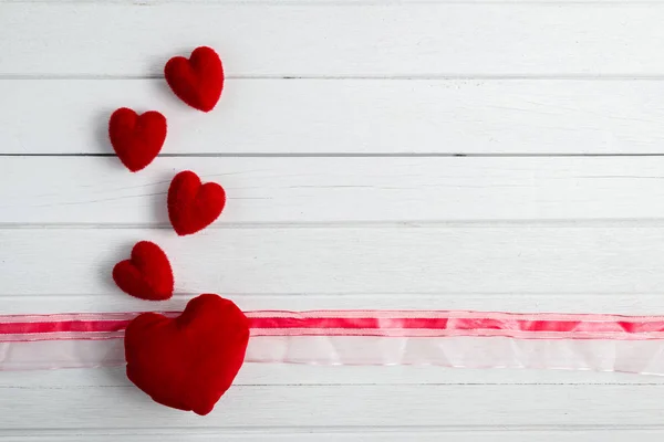 Kalp Şekli Şerit Beyaz Ahşap Masa Üzerinde Sevgililer Günü Arka — Stok fotoğraf