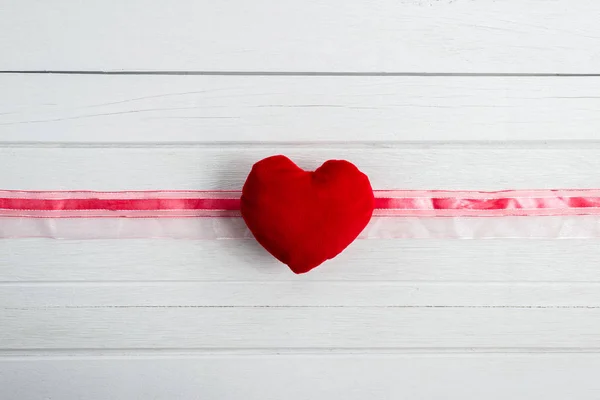 Valentijnsdag Achtergrond Met Hart Vorm Lint Witte Houten Tafel — Stockfoto