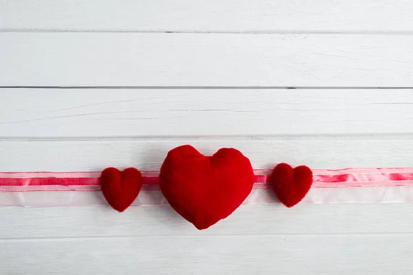 Kalp Şekli Şerit Beyaz Ahşap Masa Üzerinde Sevgililer Günü Arka — Stok fotoğraf