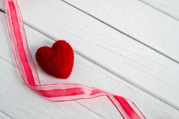 Valentijnsdag Achtergrond Met Hart Vorm Lint Witte Houten Tafel — Stockfoto