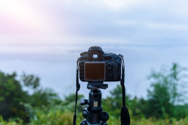 Güneş ışığı ile sabah zamanında arka plan kamera Tripod deniz sis olduğunu