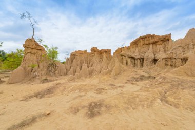 Peyzaj toprak kaplamaların aşınmış kumtaşı sütunlar, sütun ve kayalıklarla, su ve rüzgar, 