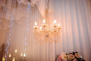 Kristal avize lamba beyaz perde dekoratif şık vintage ve çağdaş iç düğün veya kavramı ile