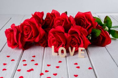 Kırmızı gül, kalp şeklinde, tahta Sevgililer arka plan beyaz ahşap masa üzerinde 