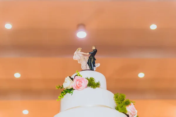 White Wedding Cake Decorated Flowers Candlestick Marriage Ceremony — Stock Photo, Image