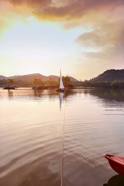 Sailboats Large Reservoir Have Mountains Background Sunset Time — Stock Photo, Image