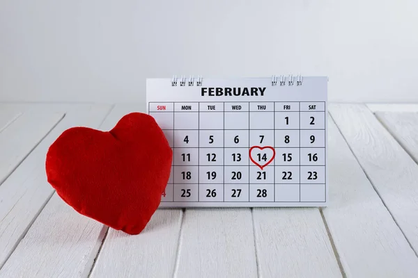 손으로 하이라이트 테이블에 모양으로 세인트 발렌타인의 페이지 — 스톡 사진