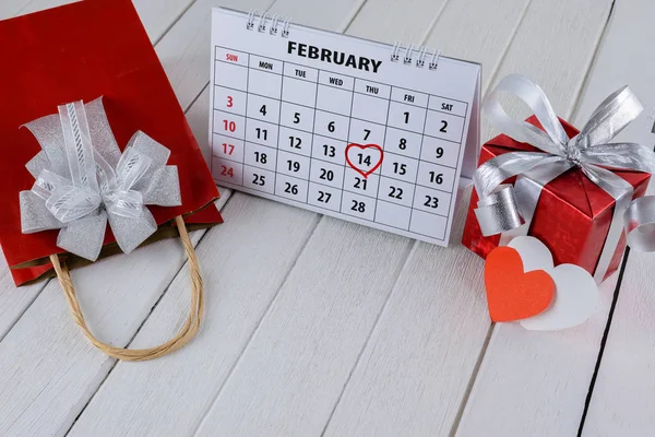캘린더 페이지 손으로 하이라이트 빨간색 모양의 테이블에와 세인트 발렌타인의 — 스톡 사진