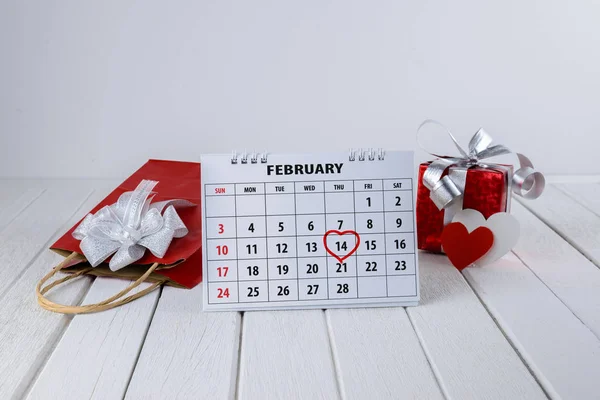 캘린더 페이지 손으로 하이라이트 빨간색 모양의 테이블에와 세인트 발렌타인의 — 스톡 사진